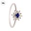Anillo en Oro Blanco de 18K con Zafiro y Diamantes – Brillo y Sofisticación